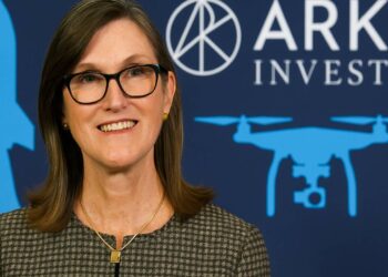 Cathie Wood investiert in Rüstungsaktien – ARK Invest setzt auf militärische Innovation